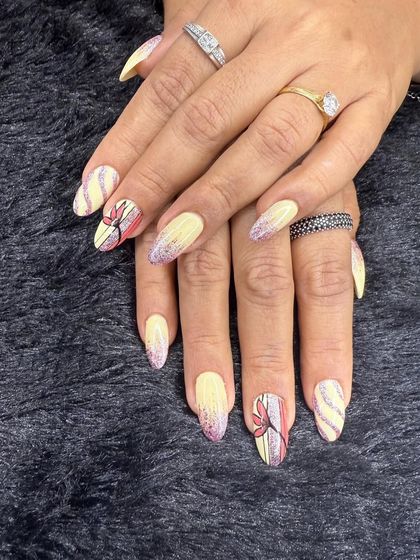 A soft and artistic design with a butterfly theme. This set features a pale yellow base with glitter accents and a beautifully detailed, abstract butterfly wing pattern.