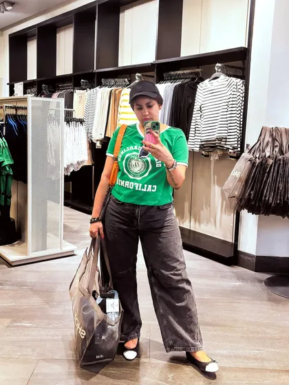 Another shopping day mirror selfie, this time in a green graphic tee and wide-leg jeans.