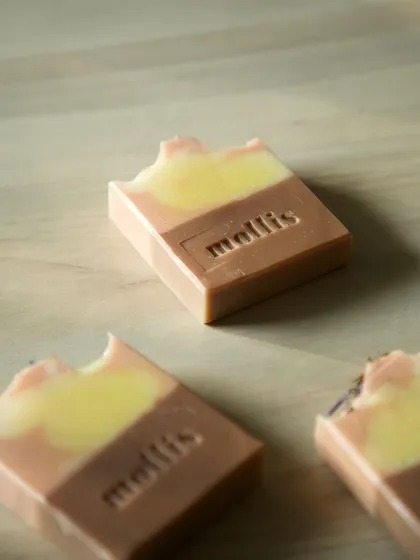 This bar is enriched with hibiscus powder, kaolin clay, and French pink clay for a luxurious cleanse.