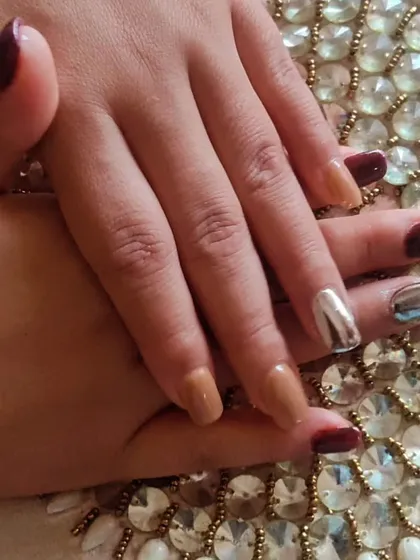 This set shows how you can mix different colors and finishes. I paired warm nude and deep maroon polishes with a striking silver chrome accent nail for a stylish, autumnal look.