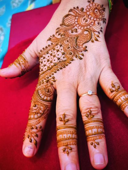 Minimalist & Party Mehendi photo 11