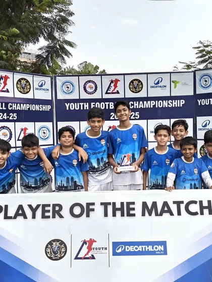 Our U-13 squad with their Player of the Match award, a testament to their collective effort and our coaching project.