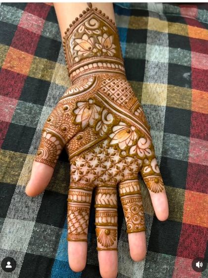 A simple yet elegant design for the palm, featuring lotus flowers and a neat checkerboard pattern. Ideal for someone who wants a quick and beautiful festive look.