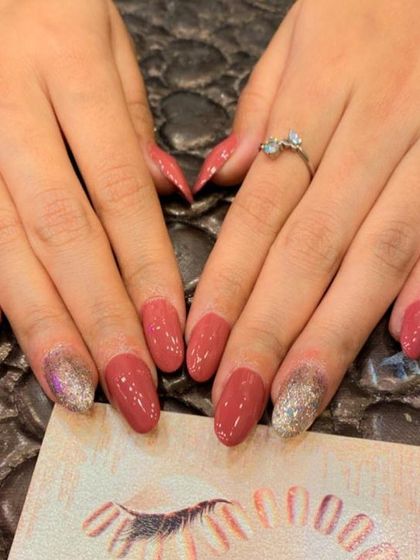 A simple yet elegant set of dusty rose almond nails. The ring fingers are accented with a full coat of silver holographic glitter for a pop of sparkle.