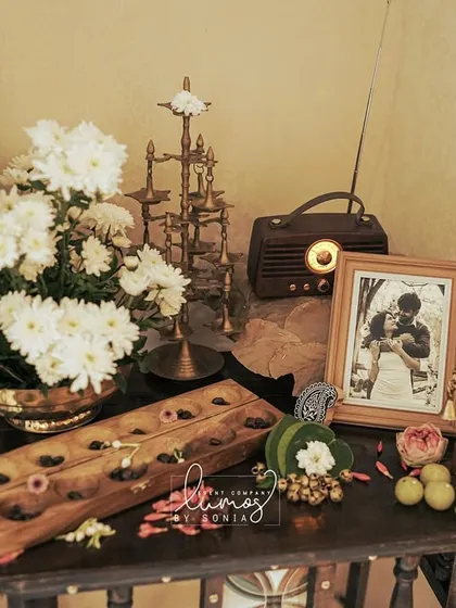 A close-up of the vintage decor, with a beautiful arrangement of white flowers and a classic radio.