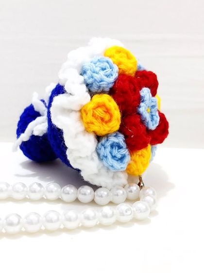 A special Snow White themed mini bouquet keychain, using her signature colors of red, yellow, and blue.