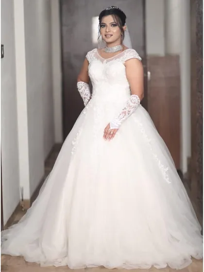 The full look of this classic white wedding gown is simply breathtaking. It provides the elegance and grace every bride deserves on her wedding day, without the stress of buying and storing it afterwards.