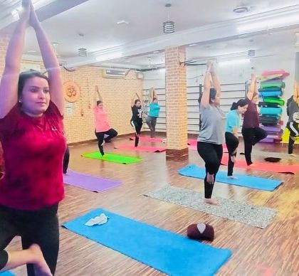 An instructor-led session where I demonstrate the tree pose while the class follows. We ensure everyone gets the guidance they need.