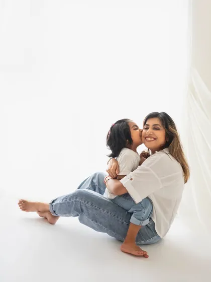 Sometimes, the simplest moments are the most beautiful. A sweet kiss in my bright, airy studio creates a timeless memory. This is part of my minimalist 'Vanilla' style, focusing purely on the love between a mother and her child.