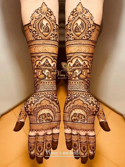 A full-coverage design fit for a queen. This intricate pattern for the bride's sister includes elephants, peacocks, and swans, all framed by beautiful architectural arches.