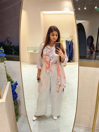 A soft, romantic look with a pale pink shirt and floral scarf. Pink is a powerful color that helps you stand out gracefully.