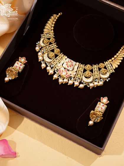 A verdant dream sculpted in gold. This Royal Tourmaline set pairs the soothing elegance of green tourmalines with intricate goldwork and pearl accents, perfect for evenings where refined glamour is key.