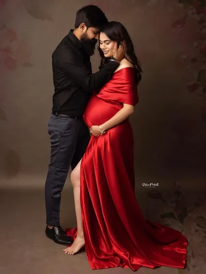 Capture the passion and intimacy of your journey with our bold red satin mermaid gown. Its vibrant color and sleek fit beautifully highlight your baby bump, making for powerful and romantic couple portraits.