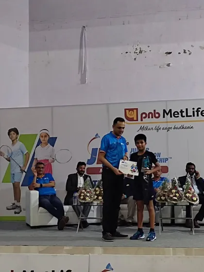 Mayuresh receiving his certificate and award at the PNB MetLife Junior Badminton Championship.