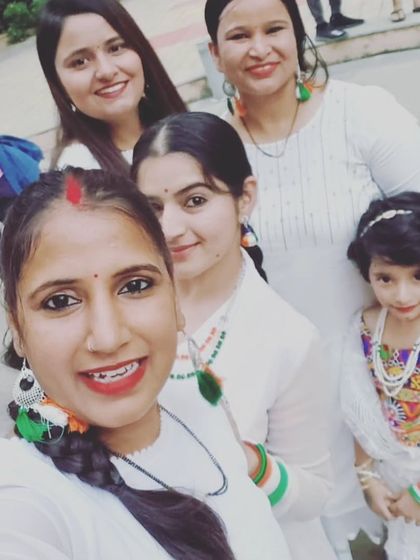 A selfie of the dancers showing off their tricolor earrings and necklaces. I love creating theme-based jewellery that brings people together for a common celebration.