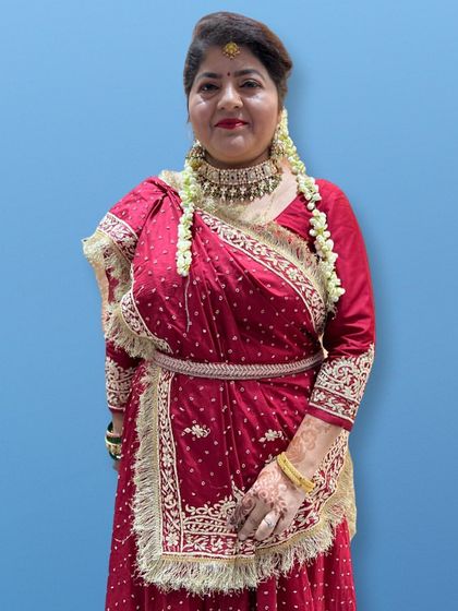 A stunning traditional look for a bride in a classic red bandhani lehenga. We used warm tones and a timeless makeup style to complement her outfit and heavy jewellery.