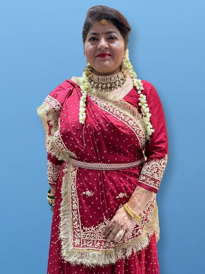A stunning traditional look for a bride in a classic red bandhani lehenga. We used warm tones and a timeless makeup style to complement her outfit and heavy jewellery.