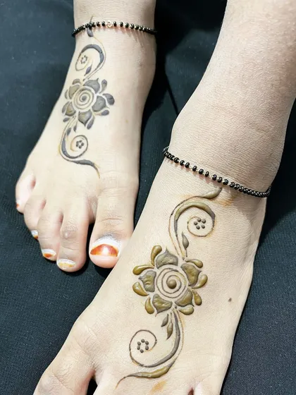 A simple and sweet floral swirl design on the top of each foot.