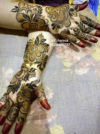 A bold and beautiful Arabic-style bridal design. The prominent floral and vine patterns create a striking and elegant effect.