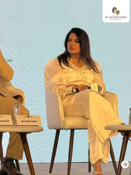 A candid moment during the La Roche-Posay panel discussion on hyperpigmentation. These forums are invaluable for exchanging knowledge on the latest scientific advancements in skincare.