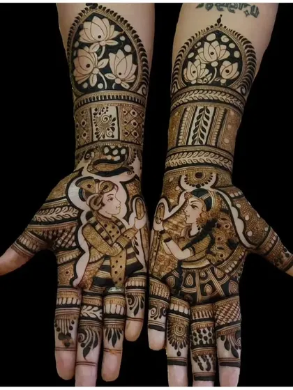 A simple yet elegant portrait design. The palms feature the couple exchanging glances, with lotus motifs at the top of the hands.