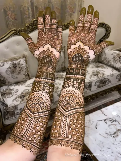 A slightly different angle of the same fresh bridal henna, showing the clean lines and consistent paste application.