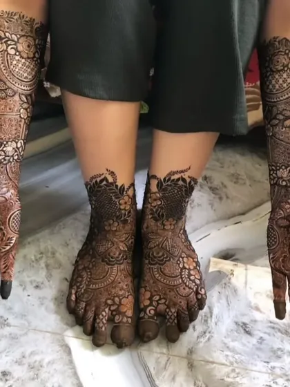 A complete bridal mehendi set, with beautiful floral and net patterns on both hands and feet.