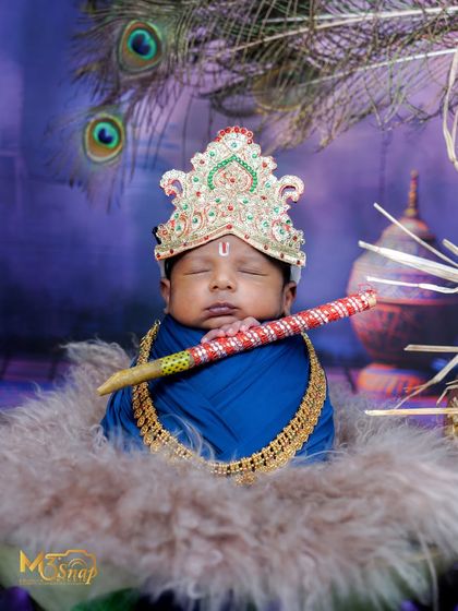 Another angle of the Little Krishna theme, this time with the baby holding a tiny flute. The details make the theme come alive.