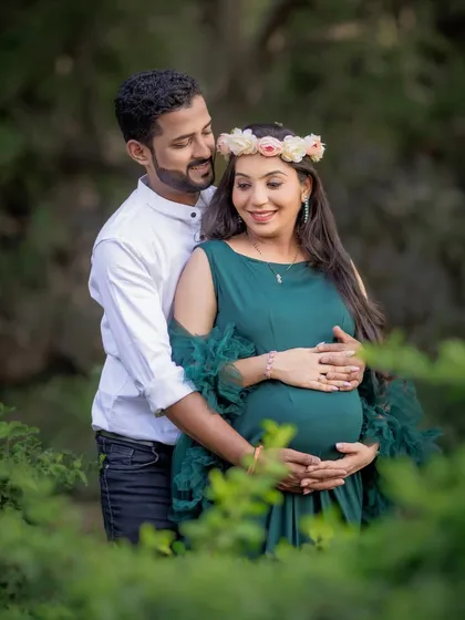 A sweet and gentle embrace in a lush, green setting. I look for the perfect natural frames to make your photos feel intimate and special.