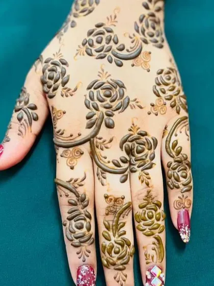 For all the rose lovers! A beautiful design with 3D-style roses scattered across the back of the hand.