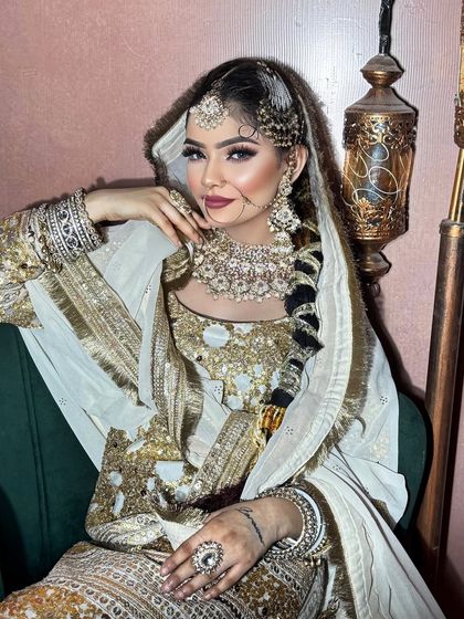 A regal pose from the Walima bride. This look is all about sophistication and elegance.