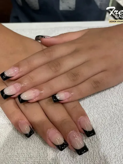 Here’s a bold and sophisticated twist on a classic. I used a high-gloss black polish for the tips on these perfectly shaped square nail extensions, creating a sharp, modern French manicure that is both edgy and elegant.
