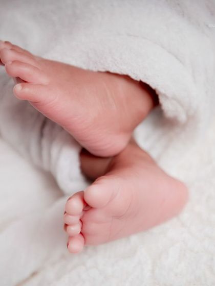The most perfect little feet. I always make sure to capture a shot of the tiny toes and wrinkles on your baby's feet, a memory to treasure.