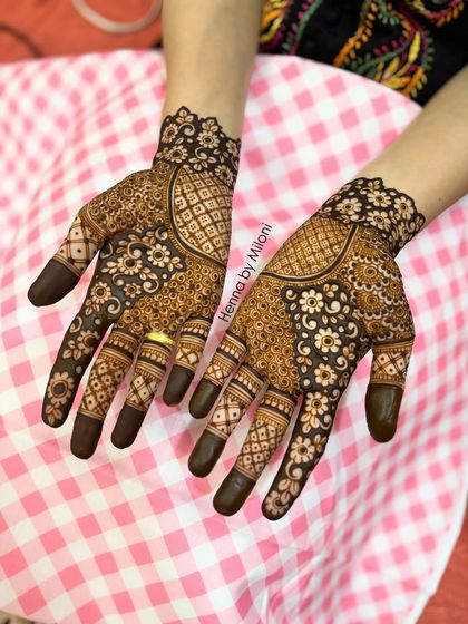 A full view of the floral and checkered mehendi. This design is perfect for a bridesmaid or for a festive occasion like Eid or Diwali.