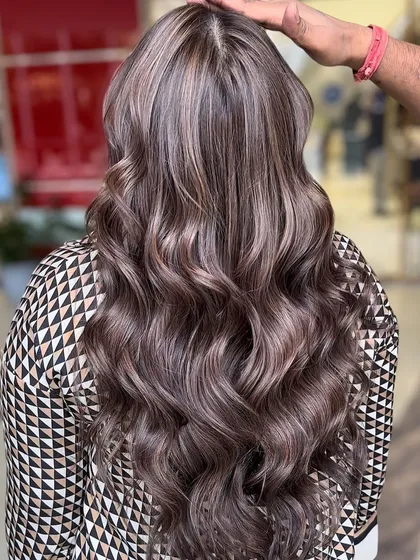 A beautiful example of a celebrity-inspired hairstyle. This look is all about creating a glamorous and inspiring color.