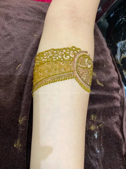 The first step in creating a step by step Indo Arabic design, starting with the cuff.
