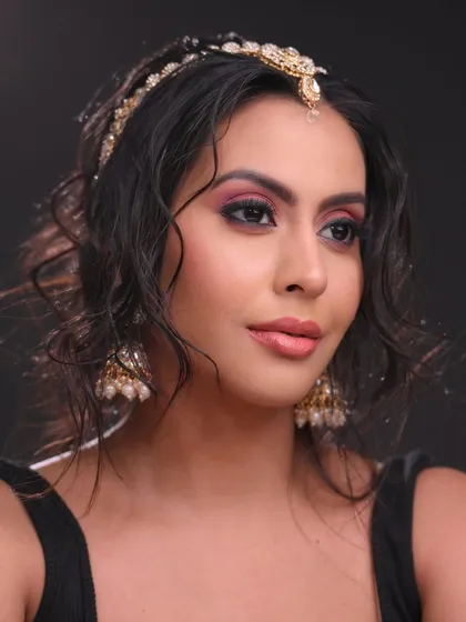 A contemporary look with a wet-hair effect and a pink smokey eye. This fusion of edgy and soft is very current in fashion.