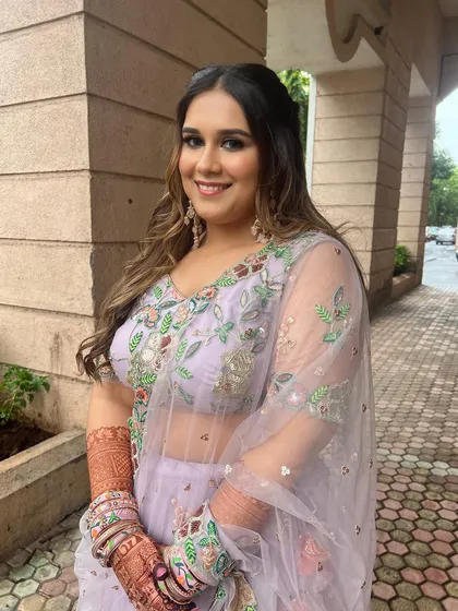 A full-length view of this beautiful Roka look, with a lavender lehenga and soft, romantic makeup.