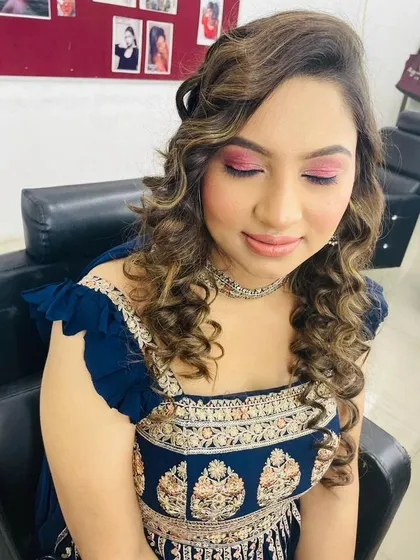 A soft glam party look created in my studio. The focus is on a shimmery pink eyeshadow and glowing skin, paired with soft curls for an effortlessly chic appearance.