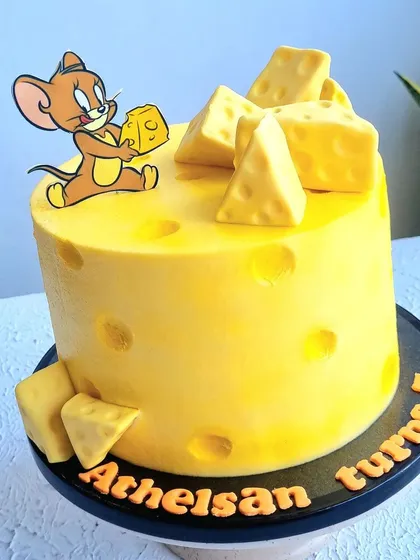 A closer view of the Jerry and cheese cake.