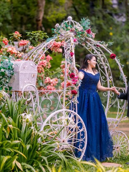 A couple by the Cinderella carriage, a timeless setting for a fairytale romance.