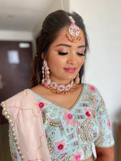 A close-up of Pooja's mehendi makeup, with soft pink eyeshadow and a radiant finish.