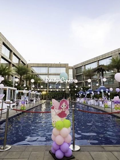I love working with poolside venues. For this party, I used the pool as a beautiful centerpiece, arranging the decor and seating around it to create a stunning and spacious layout.