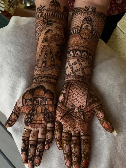 A full view of a custom bridal mehendi, combining a couple's portrait with peacock motifs and architectural elements. Every part of this design was planned with the bride to reflect her taste.