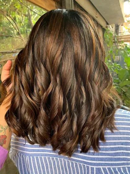 A close-up of the sun-kissed highlights on this new cut. The non-bleach color looks natural and beautiful.