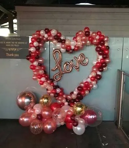 This installation shows a freestanding heart-shaped balloon sculpture. It's a versatile piece that can be placed anywhere in a room or venue to instantly add a romantic vibe.