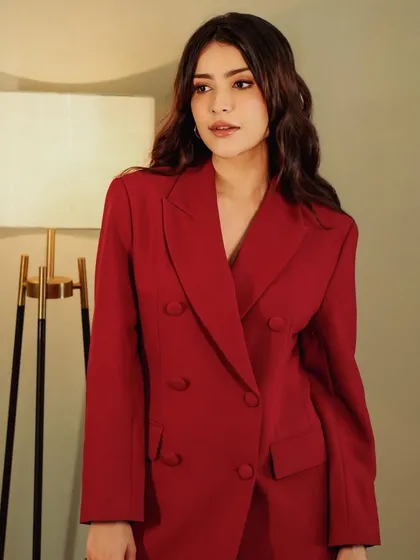 Loved creating this chic and modern 'old money' look for Khanzaadi. It's all about subtle contouring, natural-looking skin, and soft waves to create an effortlessly sophisticated vibe for this editorial shoot.