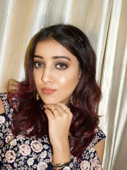 A bold and beautiful smokey eye for this bridesmaid. I used deep black and brown shades from Huda Beauty to create a dramatic look that is perfect for an evening cocktail party.