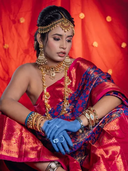 A full view of the creative concept, where the modern hairstyle is paired with a traditionally draped saree.