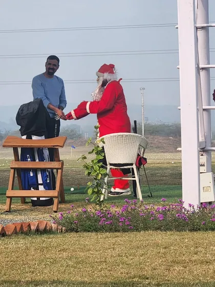 The range got a little merrier with a surprise visit from Santa Claus, who stopped by to greet our golfers during the Christmas season.